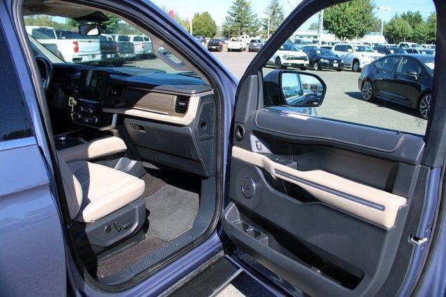 Photo of 2023 Blue Metallic Ford Expedition
