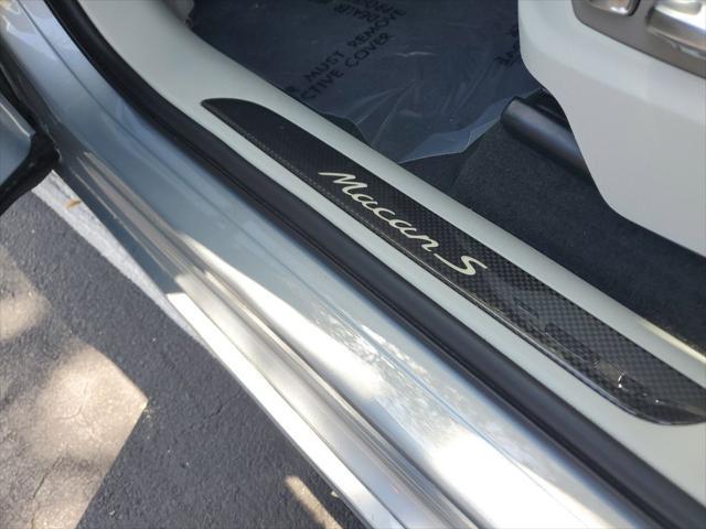 Photo of 2023 Argent Silver Metallic Porsche Macan
