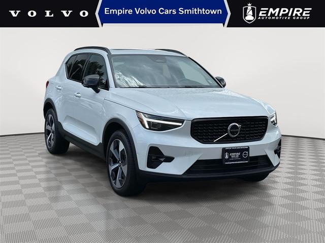Photo of 2023 Crystal White Volvo XC40