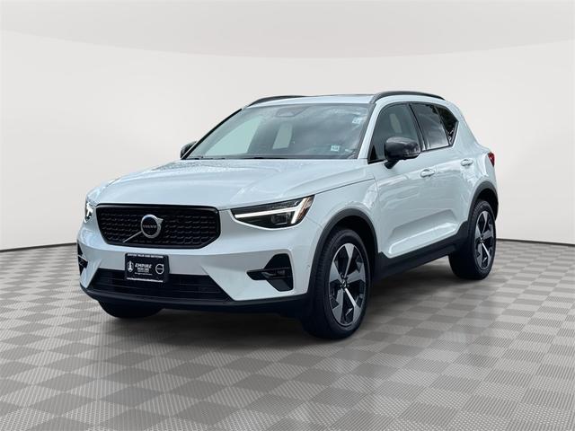 Photo of 2023 Crystal White Volvo XC40