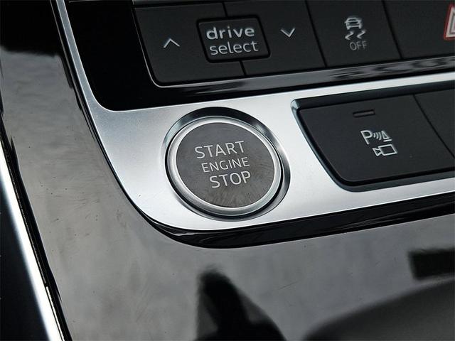 Photo of 2025 Mythos Black Metallic Audi Q7