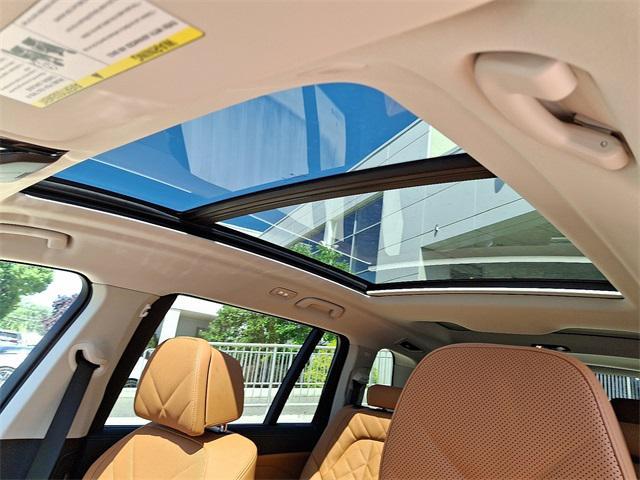 Photo of 2026 Mineral White Metallic BMW X7