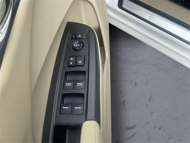 Photo of 2017 White Diamond Pearl Acura RDX