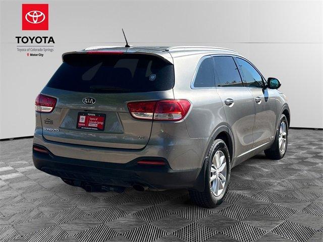 Photo of 2017 Titanium Silver Kia Sorento