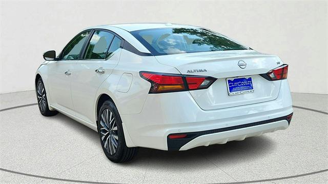 Photo of 2023 Pearl White Tricoat Nissan Altima