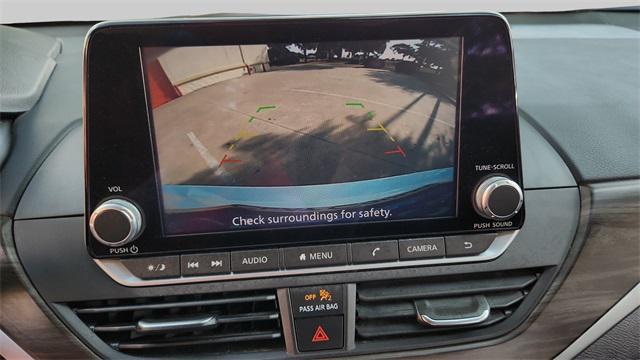 Photo of 2023 Pearl White Tricoat Nissan Altima