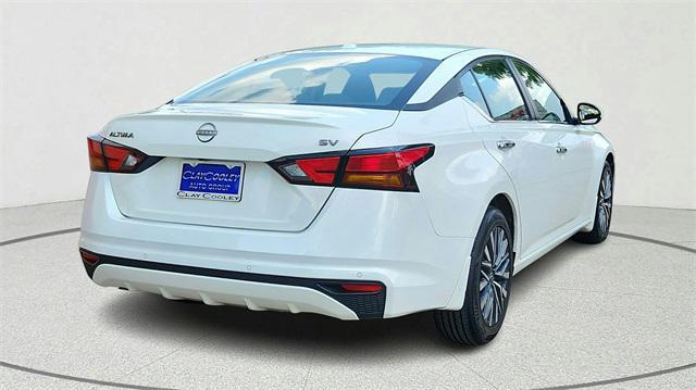 Photo of 2023 Pearl White Tricoat Nissan Altima
