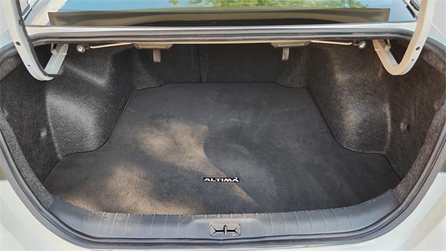 Photo of 2023 Pearl White Tricoat Nissan Altima