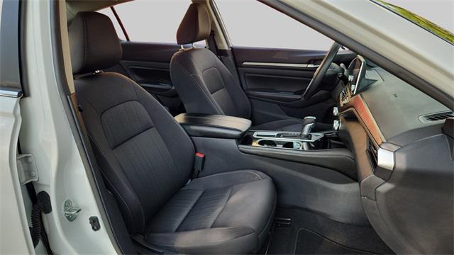 Photo of 2023 Pearl White Tricoat Nissan Altima