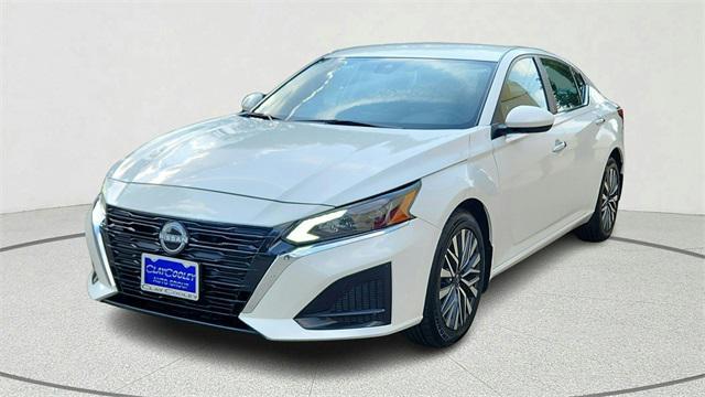 Photo of 2023 Pearl White Tricoat Nissan Altima