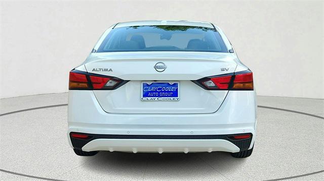 Photo of 2023 Pearl White Tricoat Nissan Altima