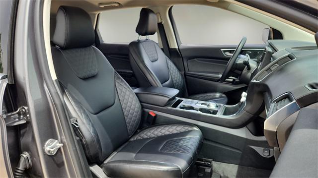 Photo of 2024 Gray Metallic Ford Edge