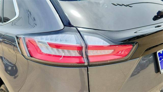Photo of 2024 Gray Metallic Ford Edge