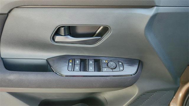 Photo of 2025 Canyon Bronze Metallic Nissan Kicks