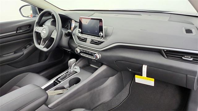 Photo of 2025 Super Black Clearcoat Nissan Altima