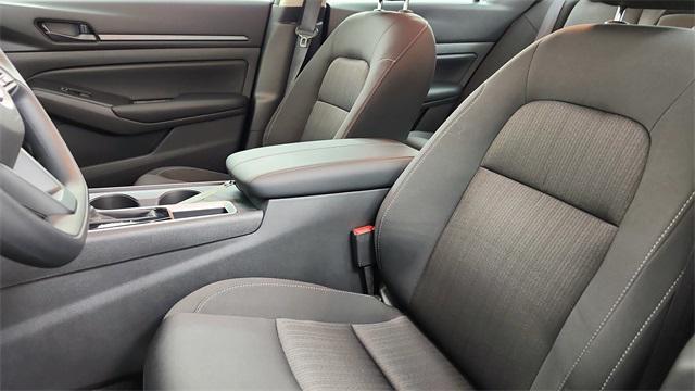 Photo of 2025 Super Black Clearcoat Nissan Altima