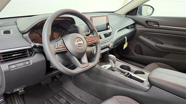 Photo of 2025 Super Black Clearcoat Nissan Altima