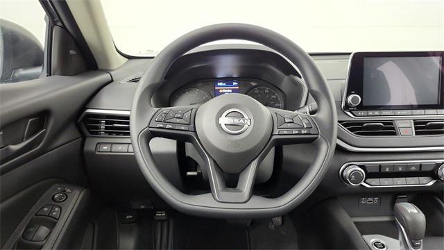Photo of 2025 Super Black Clearcoat Nissan Altima