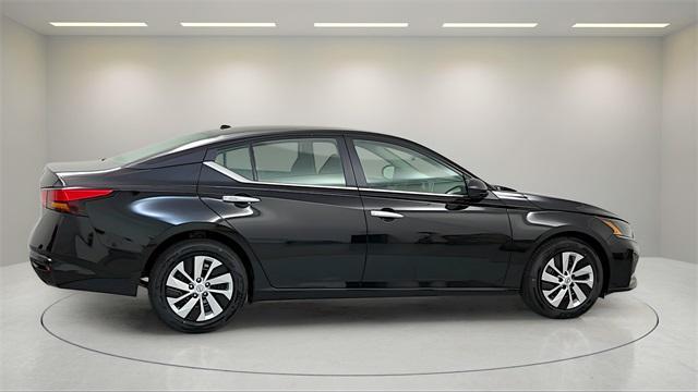 Photo of 2025 Super Black Clearcoat Nissan Altima