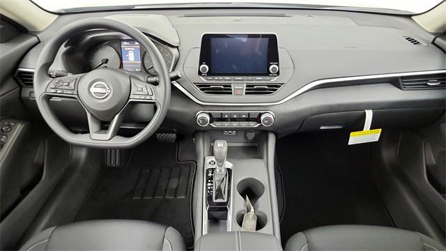 Photo of 2025 Super Black Clearcoat Nissan Altima
