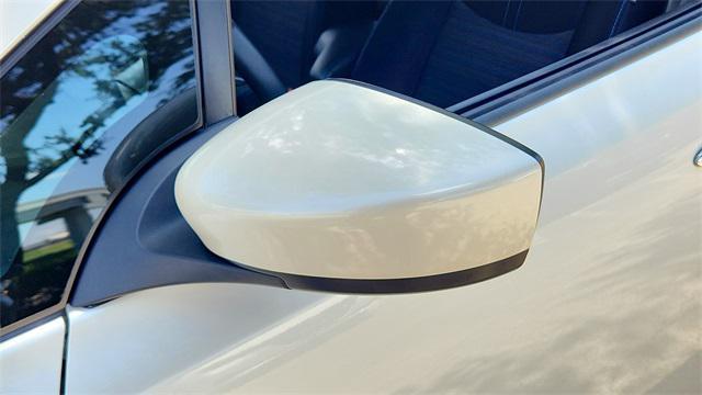 Photo of 2022 Pearl White Nissan Leaf