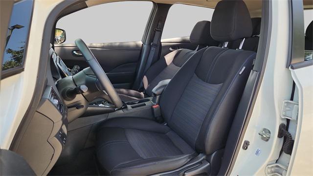 Photo of 2022 Pearl White Nissan Leaf