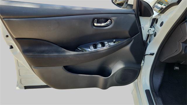 Photo of 2022 Pearl White Nissan Leaf