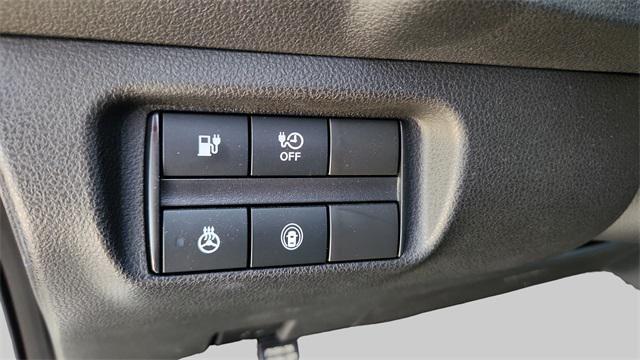 Photo of 2022 Pearl White Nissan Leaf