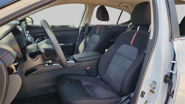 Photo of 2025 Aspen White Tricoat/Super Black Nissan Sentra