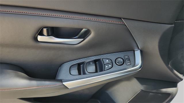 Photo of 2025 Aspen White Tricoat/Super Black Nissan Sentra