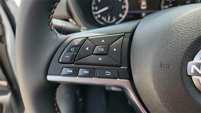 Photo of 2025 Aspen White Tricoat/Super Black Nissan Sentra