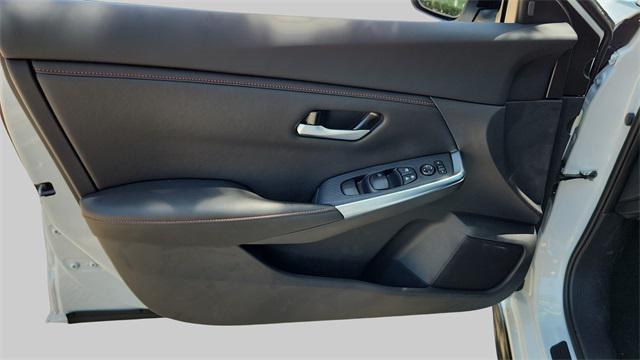 Photo of 2025 Aspen White Tricoat/Super Black Nissan Sentra