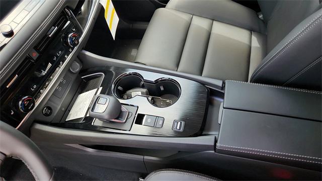 Photo of 2025 Champagne Silver Metallic/Super Black Nissan Rogue