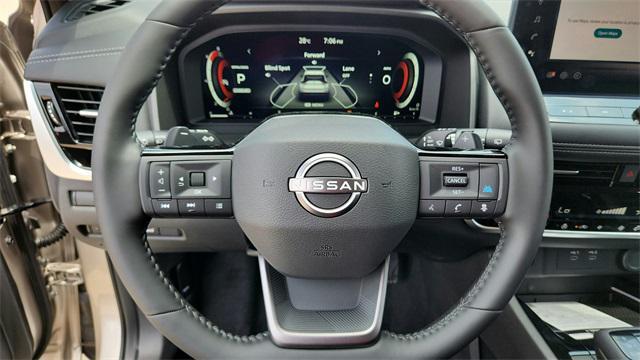 Photo of 2025 Champagne Silver Metallic/Super Black Nissan Rogue