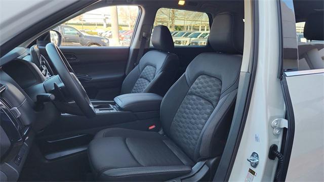 Photo of 2025 Glacier White Nissan Pathfinder