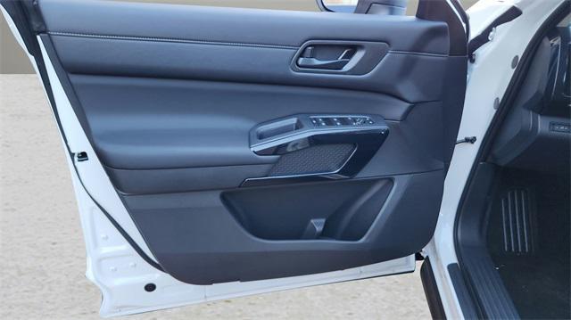 Photo of 2025 Glacier White Nissan Pathfinder