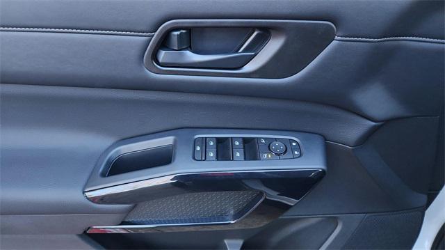 Photo of 2025 Glacier White Nissan Pathfinder