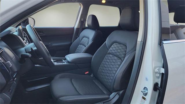 Photo of 2025 Glacier White Nissan Pathfinder