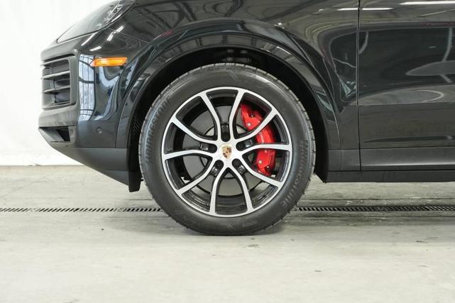 Photo of 2025 Black Metallic Porsche Cayenne