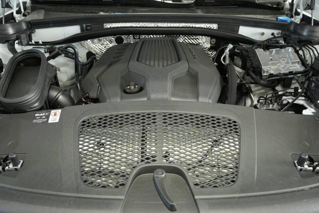 Photo of 2025 Carrara White Metallic Porsche Macan