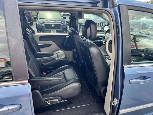 Photo of 2012 Sapphire Crystal Met Clearcoat Chrysler Town & Country