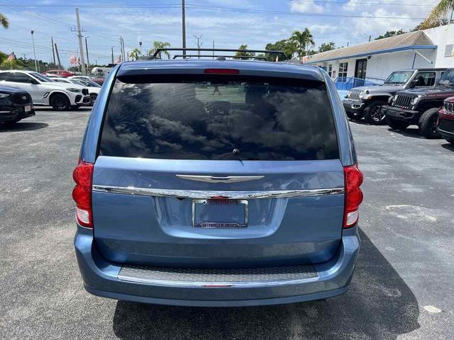 Photo of 2012 Sapphire Crystal Met Clearcoat Chrysler Town & Country