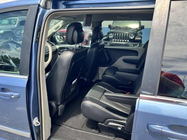 Photo of 2012 Sapphire Crystal Met Clearcoat Chrysler Town & Country