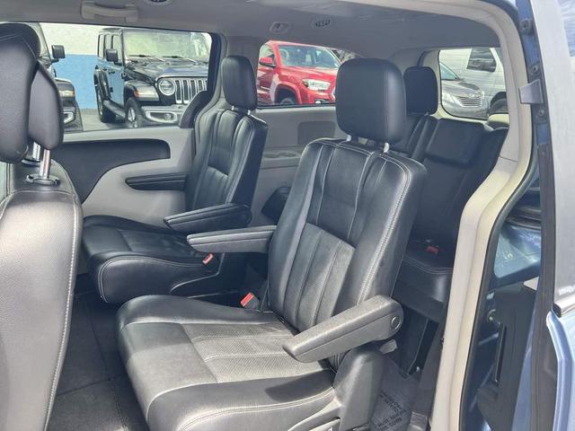 Photo of 2012 Sapphire Crystal Met Clearcoat Chrysler Town & Country