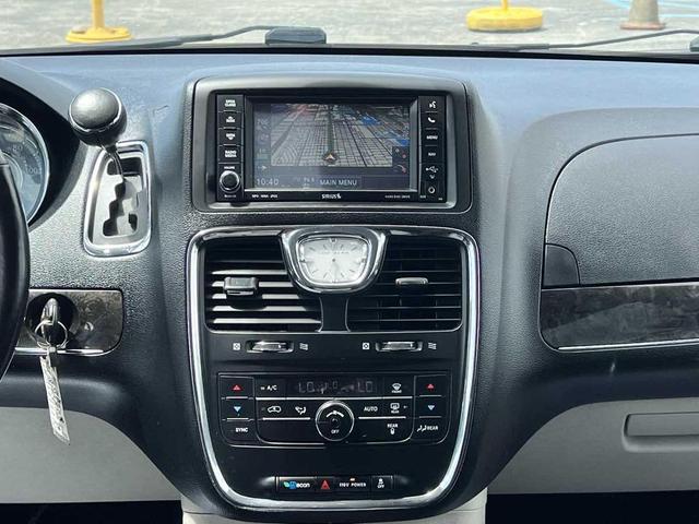 Photo of 2012 Sapphire Crystal Met Clearcoat Chrysler Town & Country