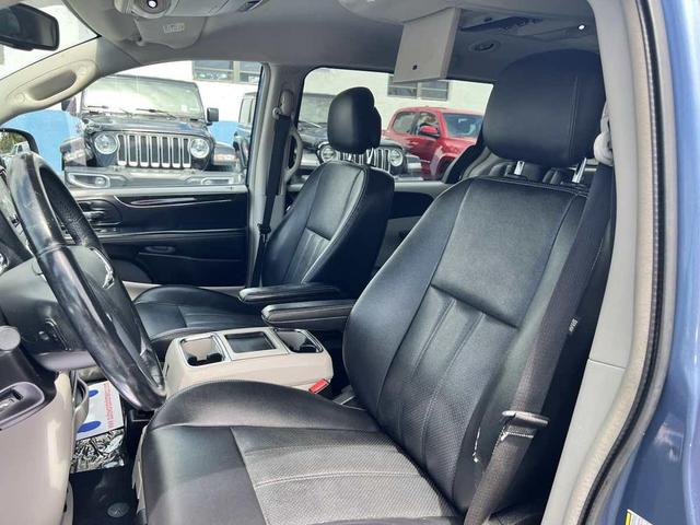 Photo of 2012 Sapphire Crystal Met Clearcoat Chrysler Town & Country