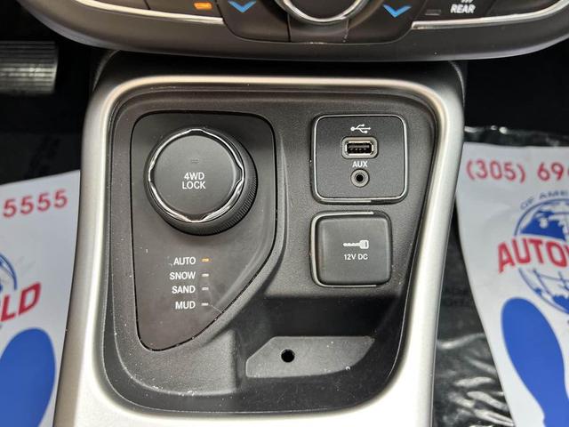 Photo of 2019 Diamond Black Crystal Pearlcoat Jeep Compass