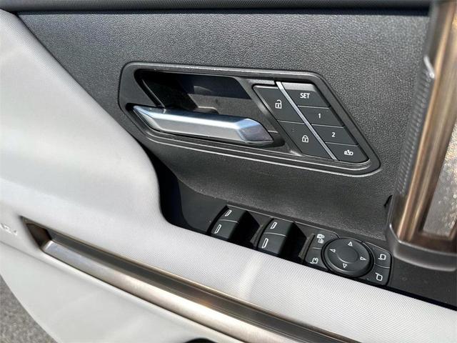 Photo of 2022 Interstellar White GMC HUMMER EV