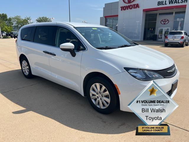 Photo of 2020 Bright White Clearcoat Chrysler Voyager