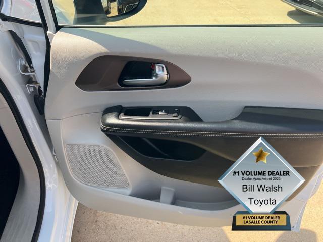 Photo of 2020 Bright White Clearcoat Chrysler Voyager